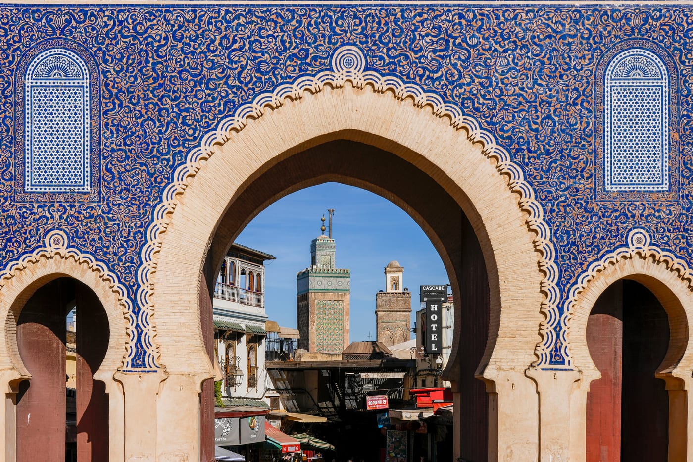Ruelle marchande d'une médina marocaine, où de nombreux achats se règlent en dirhams et en liquide