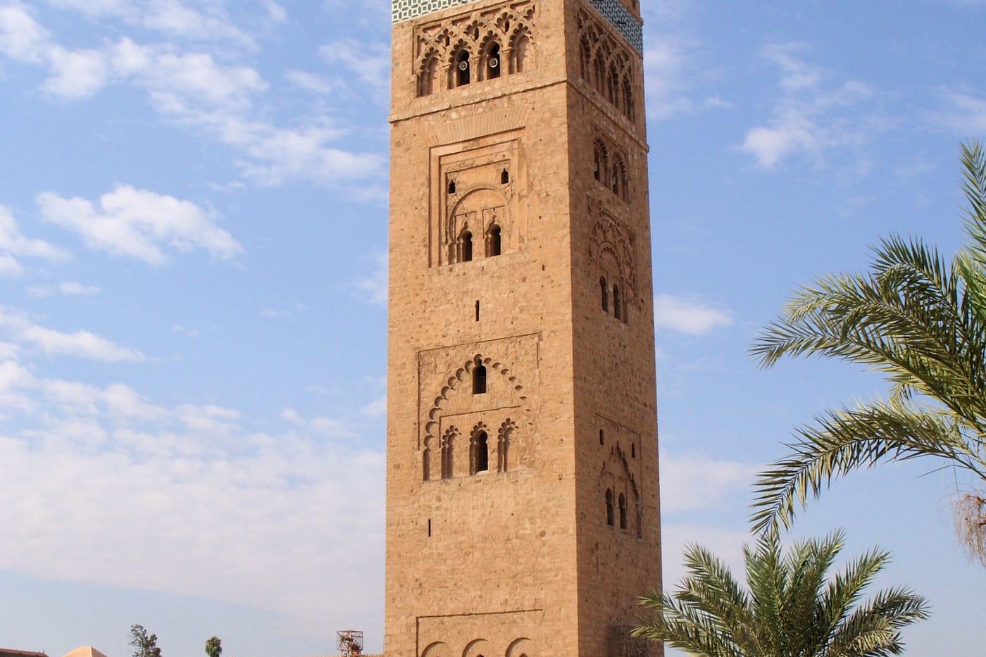 Étals d'artisanat dans un souk marocain, où le marchandage est le mode d'achat attendu