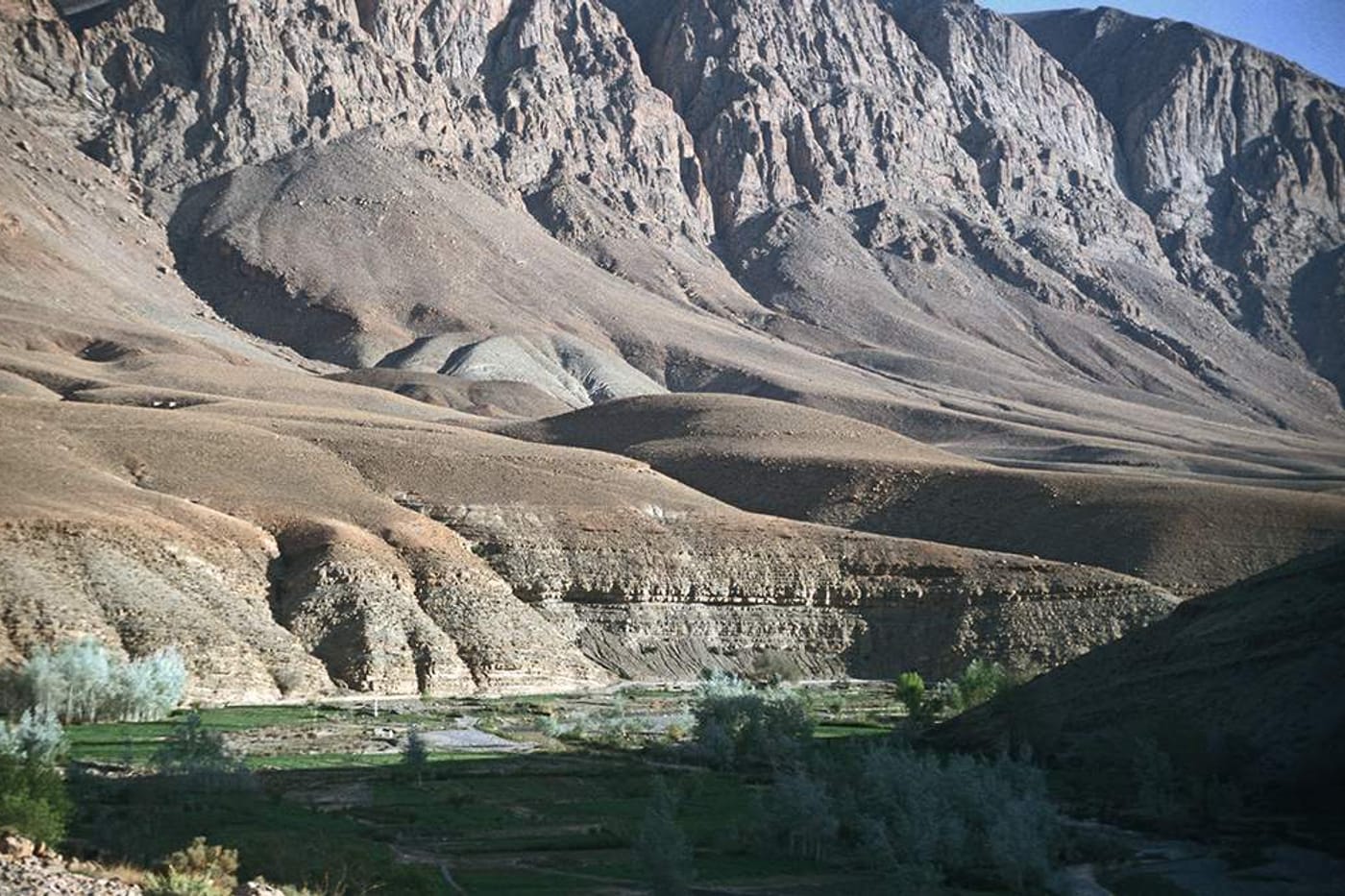 Route de montagne sinueuse traversant l'Atlas marocain, illustrant les choix de transport au Maroc